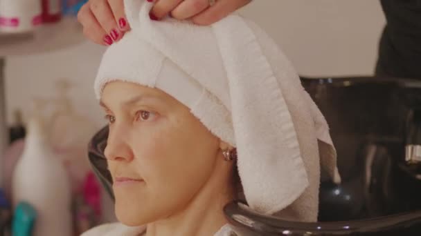 Kapper Wrapping Vrouw Haar Witte Handdoek Het Wassen Voor Kapsel — Stockvideo
