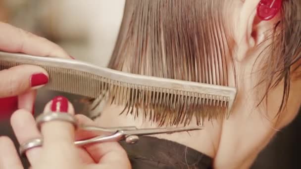 Kapper Snijden Vrouw Haar Nek Voor Head Dress Door Schaar — Stockvideo