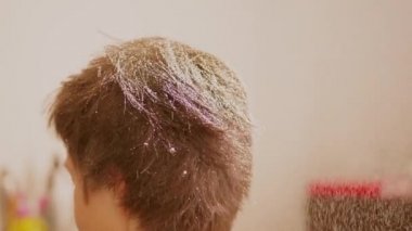 Kuaför kuaför güzellik salonu, iki çekim saç kesimi şekillendirme künye styling tarafından kadın saç püskürtme. Berber eller berber dükkanında kadın baş elbise için sprey şekillendirme yardımı kullanarak. Bayan shot saç saç saç üzerinde Saç modeli. Kuaför salonumüşteri