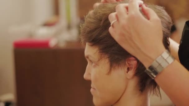 Barbeiro Styling Cabelo Mulher Por Mãos Cabeleireiro Salão Beleza Dois — Vídeo de Stock