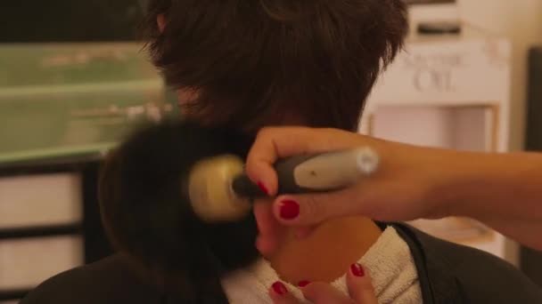 Barbier Nettoyer Visage Dos Femme Par Coiffure Brosse Cou Après — Video