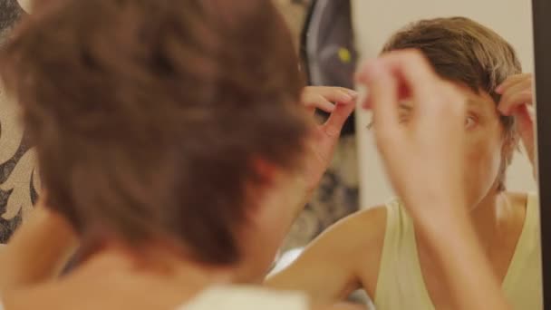 Mulher Olhando Para Espelhar Arrumando Cabelo Limpeza Rosto Após Nomeação — Vídeo de Stock