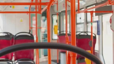 Boş hareketli modern şehir tramvay, raylar ve koltuklar. Gündüz caddesinde toplu taşıma, el çekimi. Otobüs iç, tramvay içinde insanlar olmadan yolcular için yerler, tırabzanlar odaklanmak. Belediye taşımacılığı. Kimse ile tren vagonu