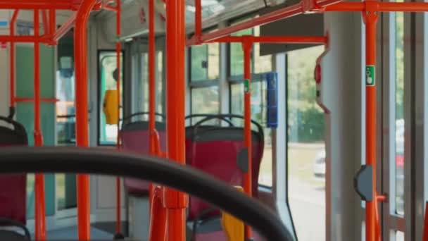 Пустой Движущийся Современный Городской Трамвай Рельсы Сиденья Размытые Машины Въезжающие — стоковое видео