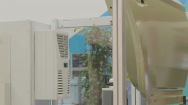 Üretim aşamasında aracın kapısı optik olmayan 3D tarama sisteminde dönüyor. Araç parçalı hafif ölçüm sistemi, tarayıcı flaşları, üretim otomasyonu imalatı. Makine endüstriyel fabrikada çalışıyor