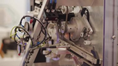 Koruyucu çoklu filtre teknolojisi çatlak ve öğütücü yanığı tespit etme, detayları test etme çapı. Üretimdeki ışınlayıcıda otomatik test setinin tırabzanındaki eşyalar. Üretim parçalarının endüstriyel taşıma ve filtreleme süreci