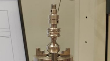 Stylus topu geometrisi olan sonda kolu çapı değerlendirmek için dönen karmaşık yüksek eğimli kısım şeklini otomatik olarak denetliyor. Dizilerin, motorlu dikey ve yatay eksenlerin imalatı için kompakt ölçüm makinesi