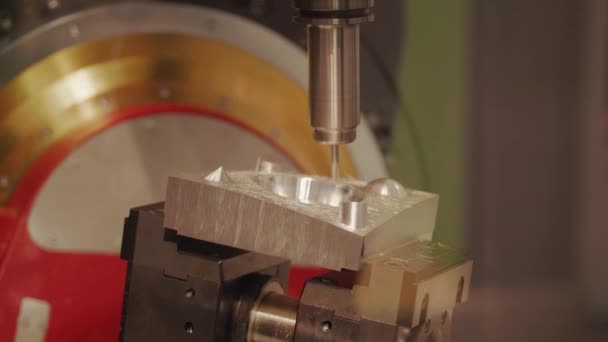 Запуск Інструменту Руки Електричним Модулем Cnc Обробки Обертальних Деталей Кілька — стокове відео