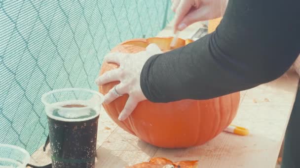 Narancs Tök Faragott Ünneplés Halloween Hagyomány Női Kéz Üveg Itallal — Stock videók