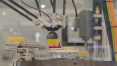 Otomatik test seti tarayıcısının altında iki mermiyi taşıyıcıya yüklüyorum. Otomatik kontrol sistemi, yüksek hızlı taşıma bandının detaylarını tarıyor. Bilgisayar destekli kalite sistemi tarayıcı kontrollü özelliklere sahip. Otomatik test