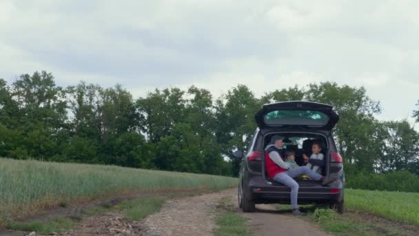 Zwischenstopp Kofferraum Des Familienautos Straßenrand Der Natur Junge Spricht Mit — Stockvideo