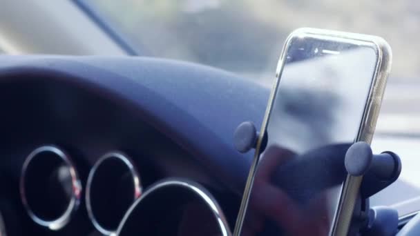 Smartphone Suporte Que Reflete Mão Motorista Volante Ligado Painel Carro — Vídeo de Stock