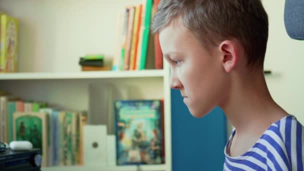 Adolescente Aprendendo Distantemente Através Computador Casa Durante Isolamento Pandêmico Panning — Vídeo de Stock