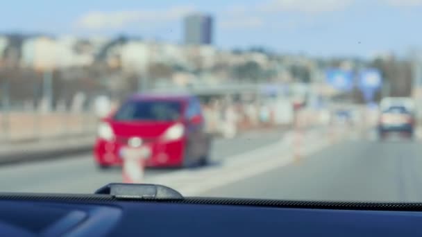 Verschwommene Beladene Fahrbahn Baustellenverkehr Vor Der Scheibe Eines Fahrenden Autos — Stockvideo