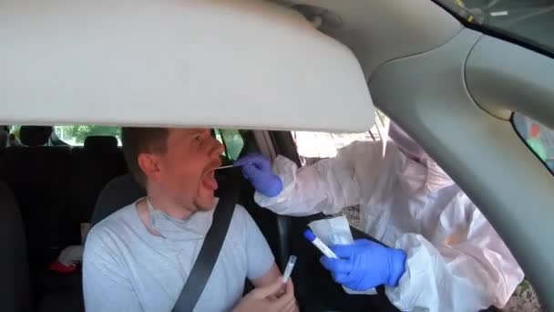 Brno República Checa 2020 Homem Carro Com Teste Pcr Swab — Vídeo de Stock