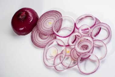 Beyaz arka plan üzerinde izole bütün ve dilimlenmiş mor soğan