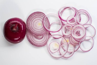 Beyaz arka plan üzerinde izole bütün ve dilimlenmiş mor soğan