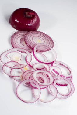 Beyaz arka plan üzerinde izole bütün ve dilimlenmiş mor soğan