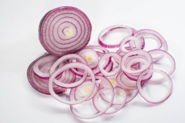 Beyaz arka plan üzerinde izole bütün ve dilimlenmiş mor soğan