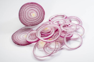 Beyaz arka plan üzerinde izole bütün ve dilimlenmiş mor soğan