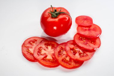 Beyaz arka plan üzerinde izole bütün ve dilimlenmiş domates