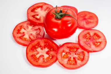 Beyaz arka plan üzerinde izole bütün ve dilimlenmiş domates