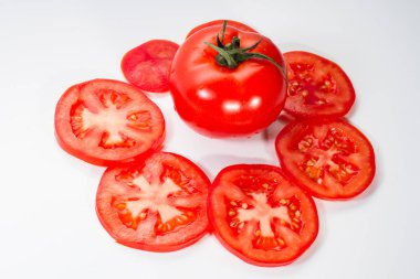 Beyaz arka plan üzerinde izole bütün ve dilimlenmiş domates