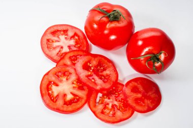 Beyaz arka plan üzerinde izole bütün ve dilimlenmiş domates