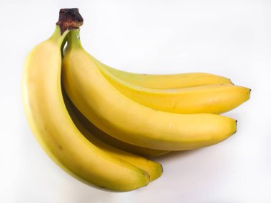 Beyaz arka planda izole edilmiş bir grup muz.