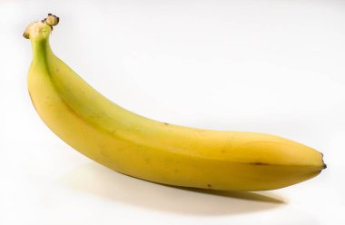 Beyaz arkaplanda izole edilmiş muz