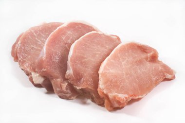 Beyaz arka plan üzerinde izole taze domuz eti biftek
