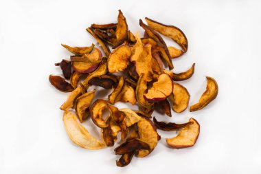 Beyaz arka plan üzerinde izole dilimlenmiş elma kurutulmuş