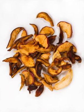 Beyaz arka plan üzerinde izole dilimlenmiş elma kurutulmuş