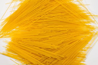 Beyaz arka planda izole edilmiş makarna.