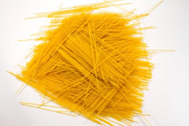 Beyaz arka planda izole edilmiş makarna.