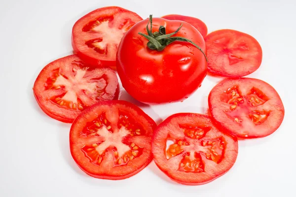 Beyaz arka plan üzerinde izole bütün ve dilimlenmiş domates
