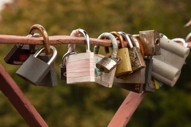 Köprü korkuluklarında asılı gelin asma kilitleri