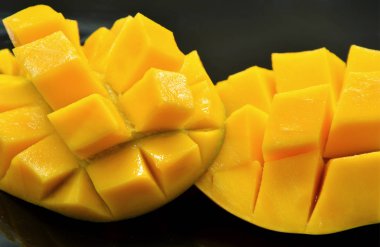 siyah arka plan ile taze mango dan yakın çekim