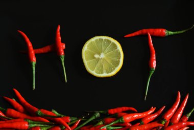 sıcak ve baharatlı siyah arka plan üzerine