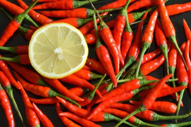 limon ve biber siyah arka plan ile