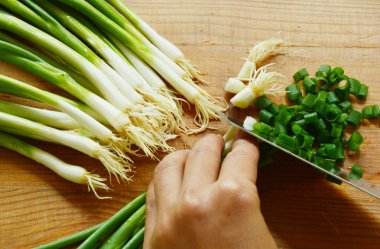 Ahşap kesme tahtaları ile taze soğan