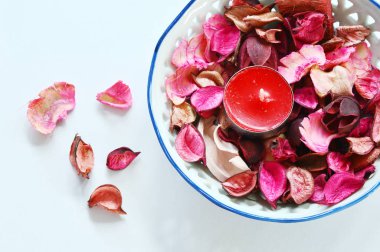 potpuri ve beyaz arka plan ile mum