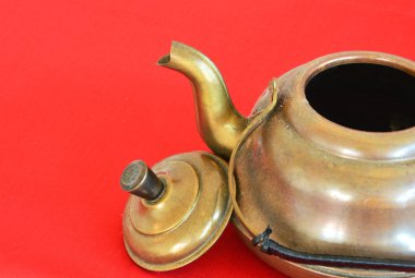 kırmızı arka plan ile antik su ısıtıcısı