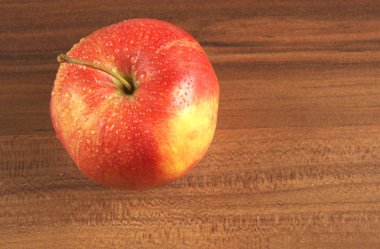 ahşap arka plan ile elma