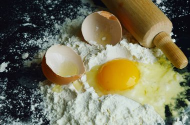 yumurta, yumurta kabuğu, un ve siyah arka plan ile haddeleme