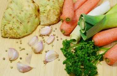 Sebze çorbası ahşap arka plan üzerinde