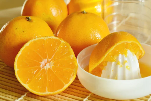 Oranges Avec Presse Agrumes Reamer — Photo