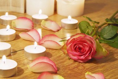 gül mum ışığı ile  