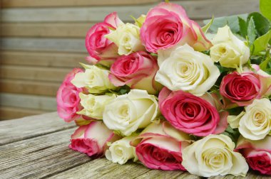 ahşap table.pink ve özel bir gün için beyaz çiçek pembe ve beyaz güller