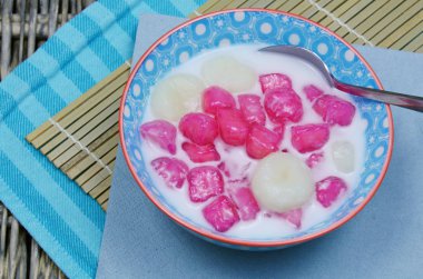 Tayland tatlı bir jöle yemek gibi Hindistan cevizi sütü veya şurubu ile waternut ve tapyoka flour.its görünüm tarafından yapılan sahte nar taneleri var.